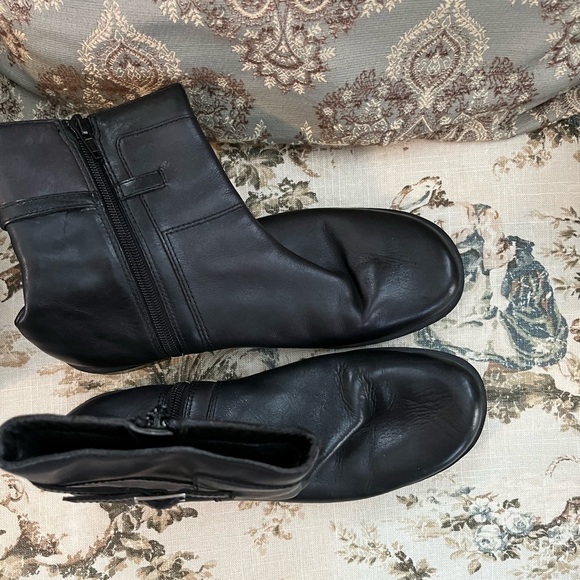 Clarks Black Leather Ankle Boots Size 8 - Picture 5 of 6